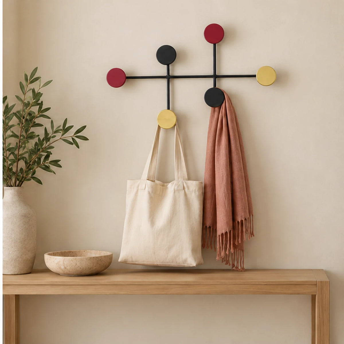 Après illustratif en couleur : sac et foulard suspendus au modèle multicolore
