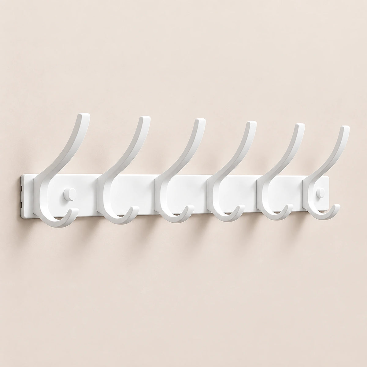 Crochet mural pliant blanc 6 crochets aluminium, porte-manteau mural blanc : vue complète sur mur beige