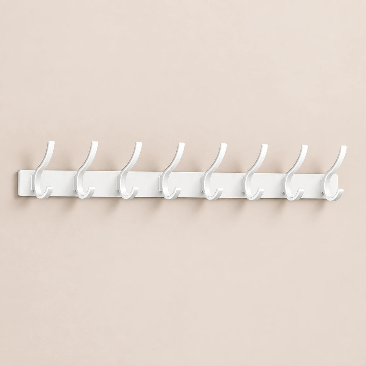 Crochet mural pliant blanc 8 crochets aluminium, porte-manteau mural blanc : vue complète sur mur beige