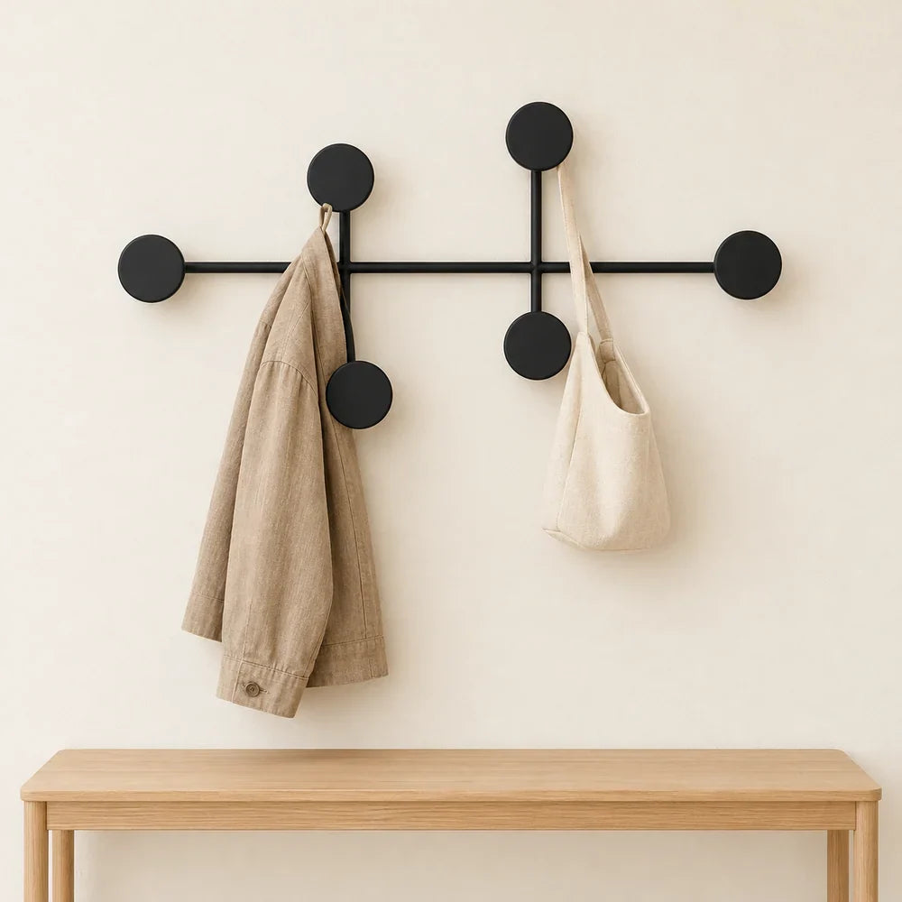Porte-vêtement mural noir à 6 crochets ronds : illustration du support avec une veste et un sac suspendus