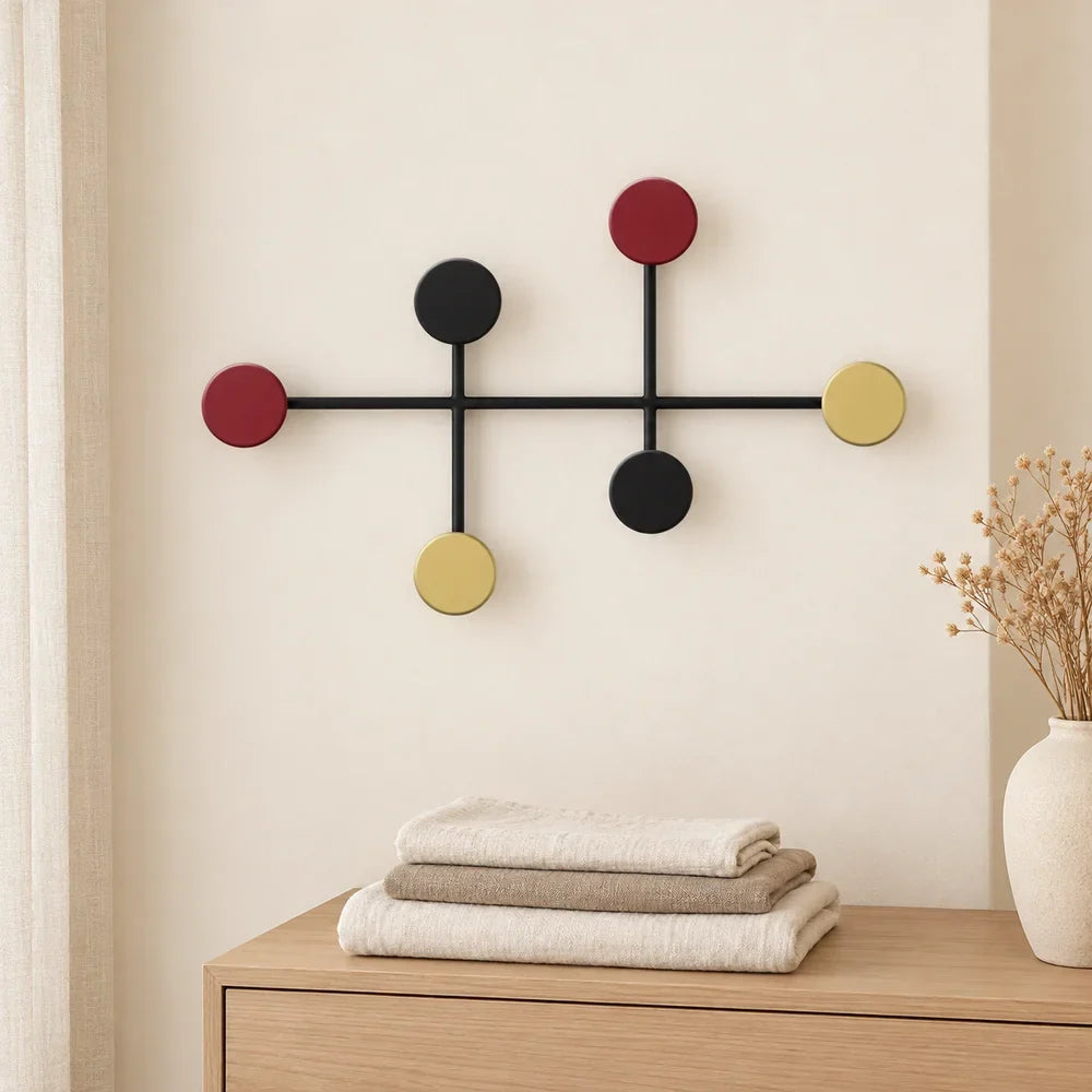 Porte-vêtement mural multicolore à 6 crochets ronds : illustration du support dans une chambre aux tons clairs