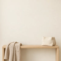Porte-vêtement mural blanc à 6 crochets ronds : illustration d’une veste et d’un sac posés sur une console