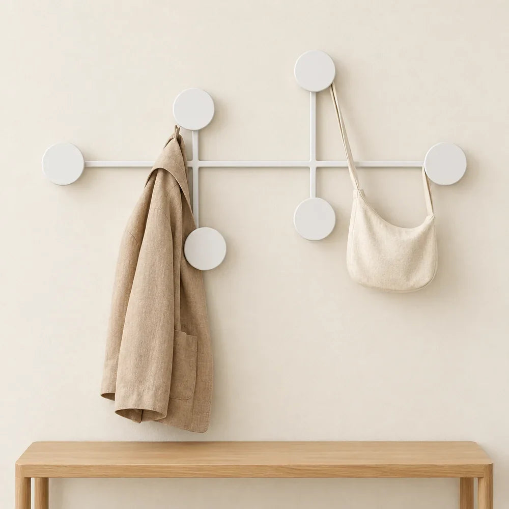 Porte-vêtement mural blanc à 6 crochets ronds : illustration du support avec une veste et un sac suspendus