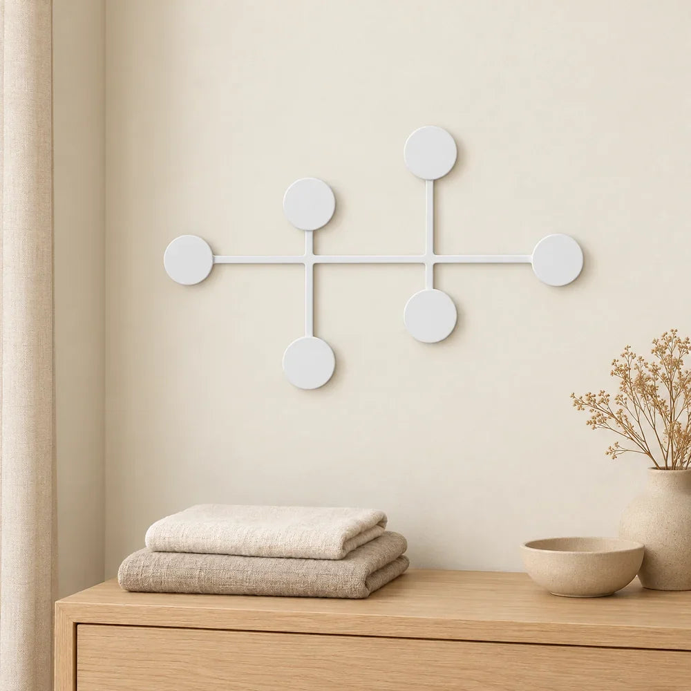 Porte-vêtement mural blanc à 6 crochets ronds : illustration du support dans une chambre aux tons clairs