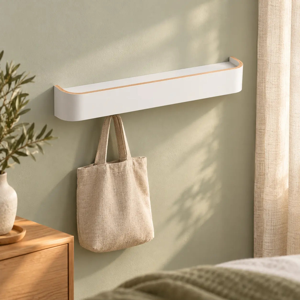 Porte-manteau mural bois blanc 5 crochets — dans une chambre avec un sac suspendu