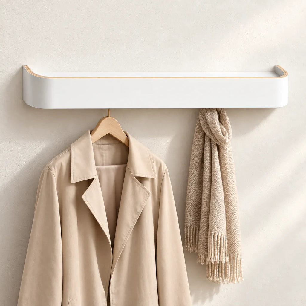 Porte-manteau mural bois blanc 5 crochets — avec une veste et une écharpe suspendues