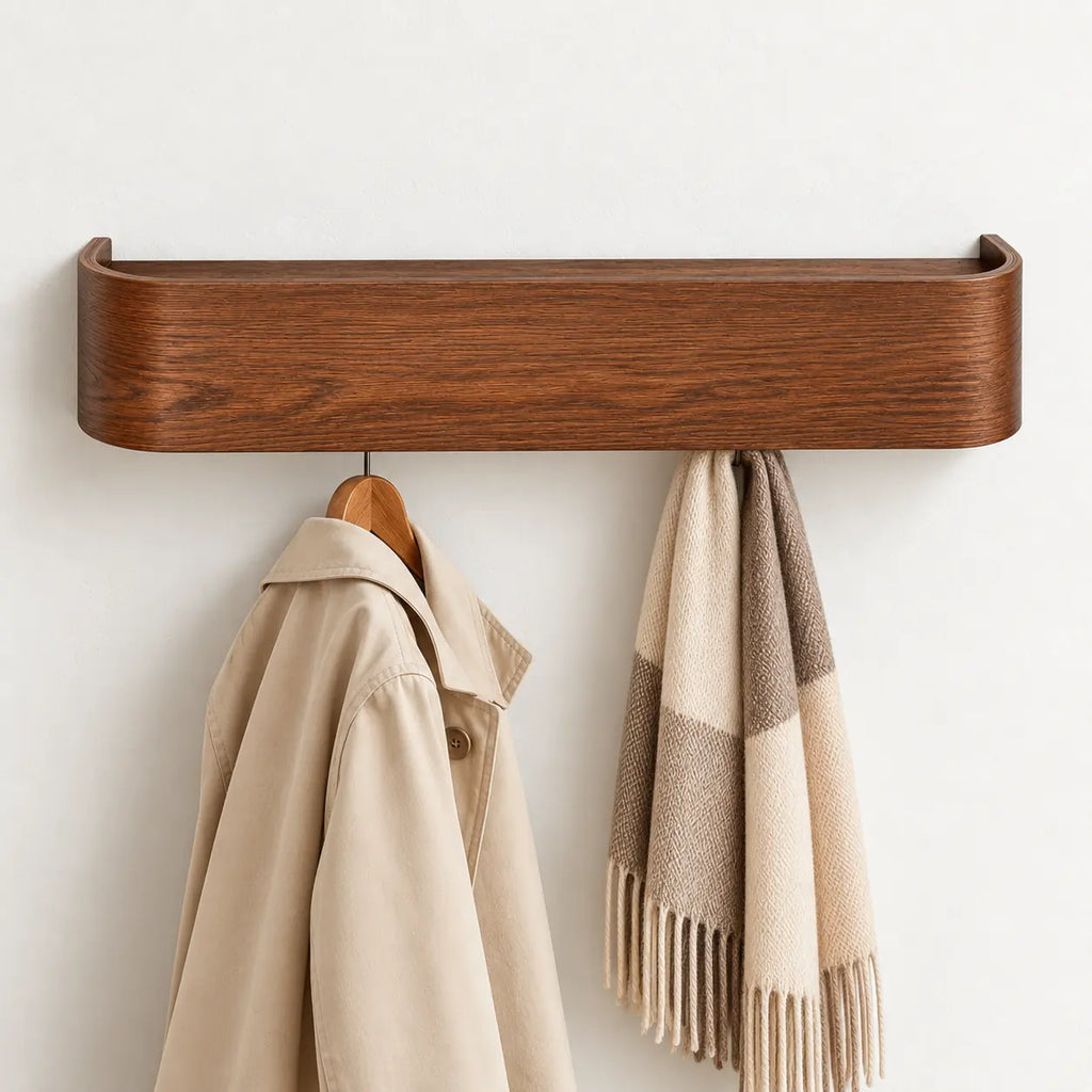 Porte-manteau mural bois noyer noir 5 crochets — avec une veste et une écharpe suspendues