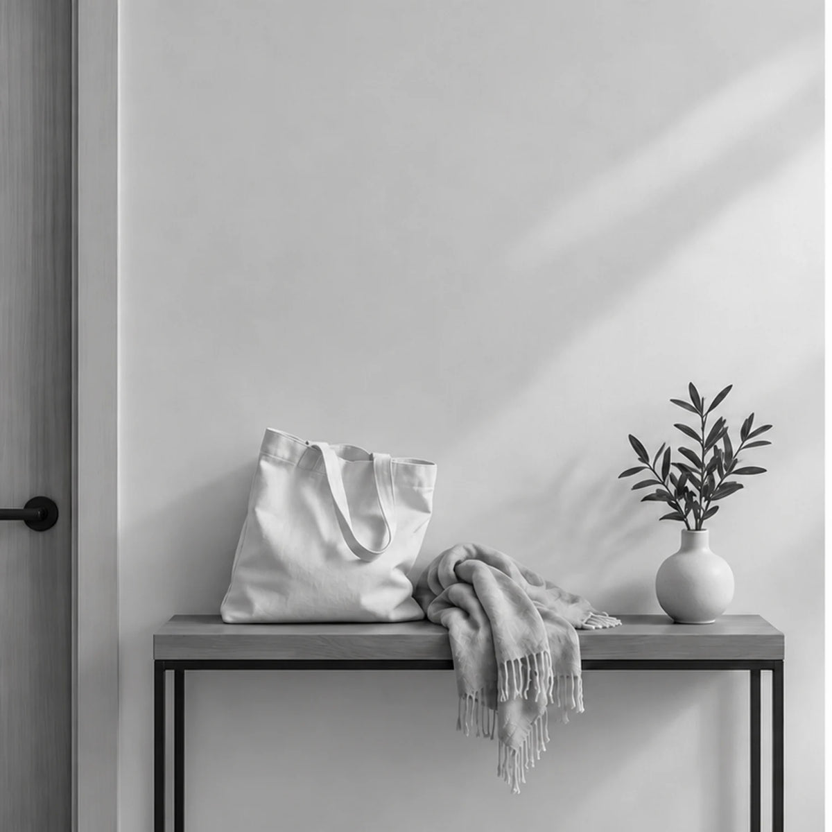 Avant illustratif en gris : sac et foulard posés sur la console