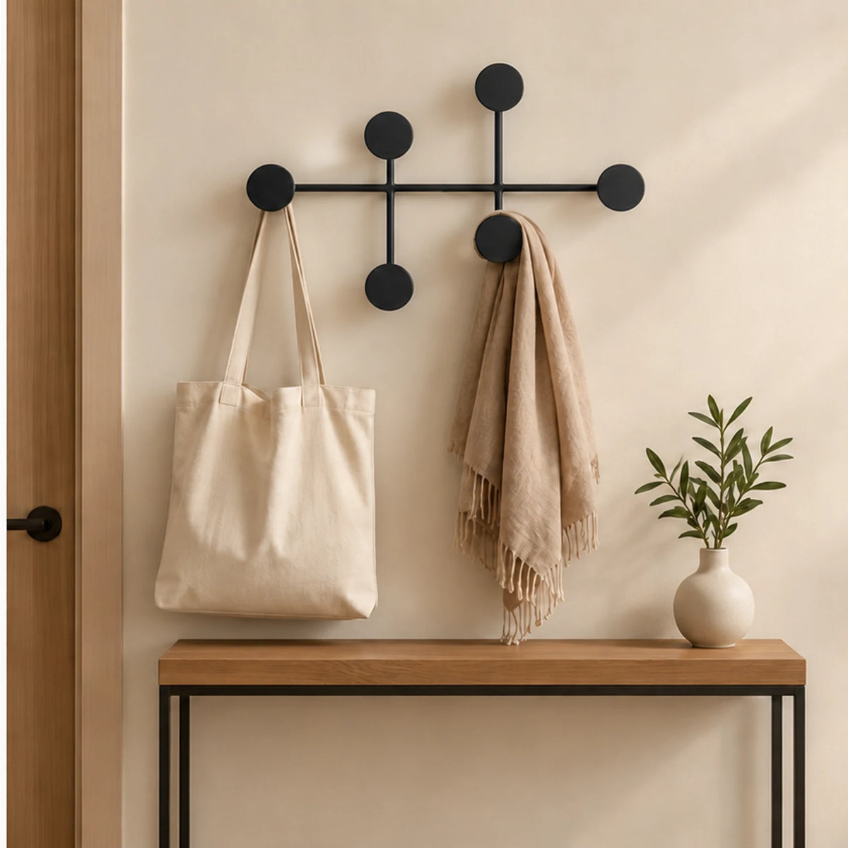 Après illustratif en couleur : sac et foulard suspendus au modèle noir