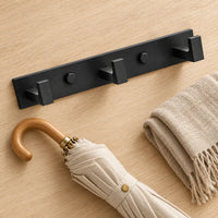 Support noir à 3 crochets avec parapluie fermé pour illustrer l’échelle