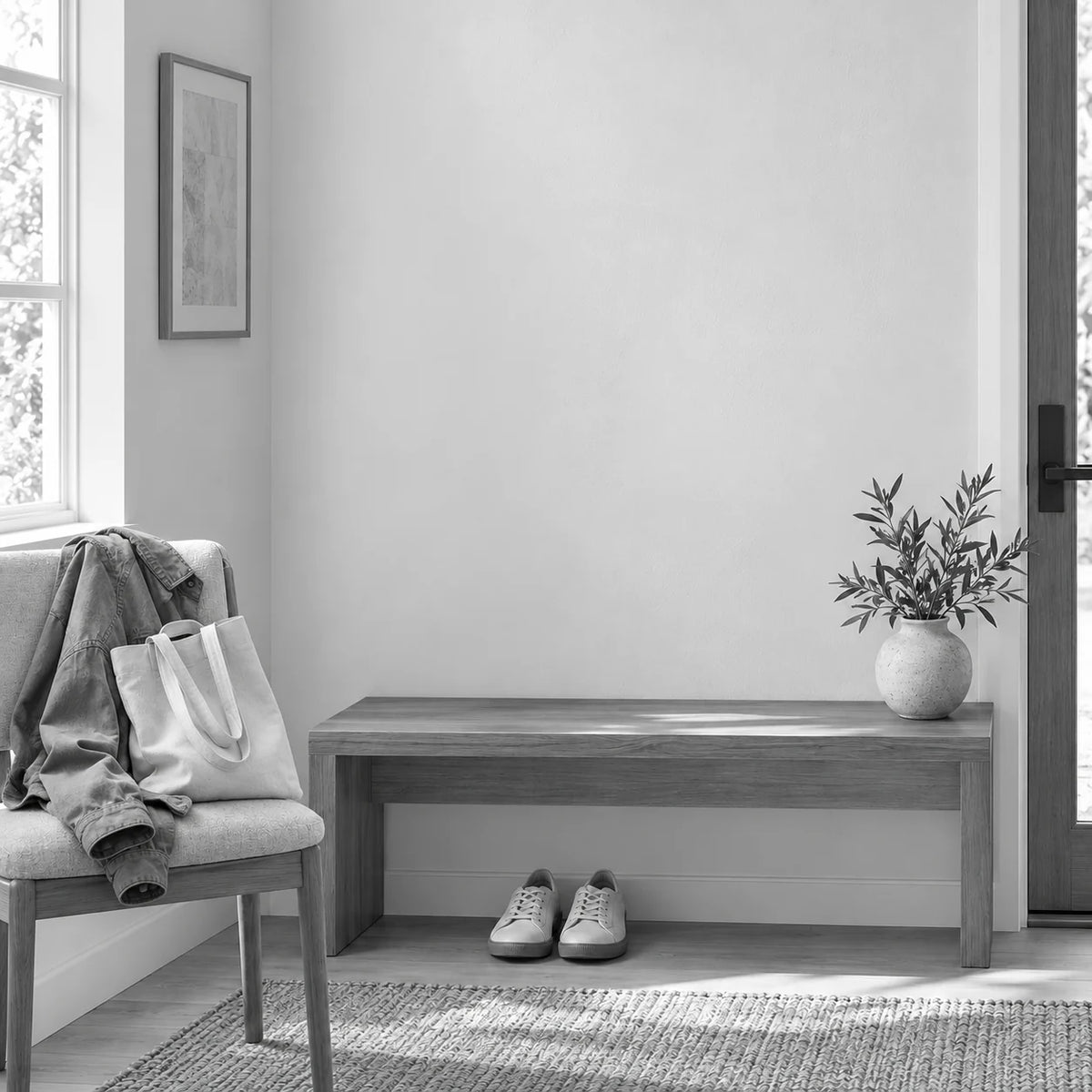 Avant illustratif : veste et sac sur une chaise dans le même coin de pièce, sans personne ni jouet