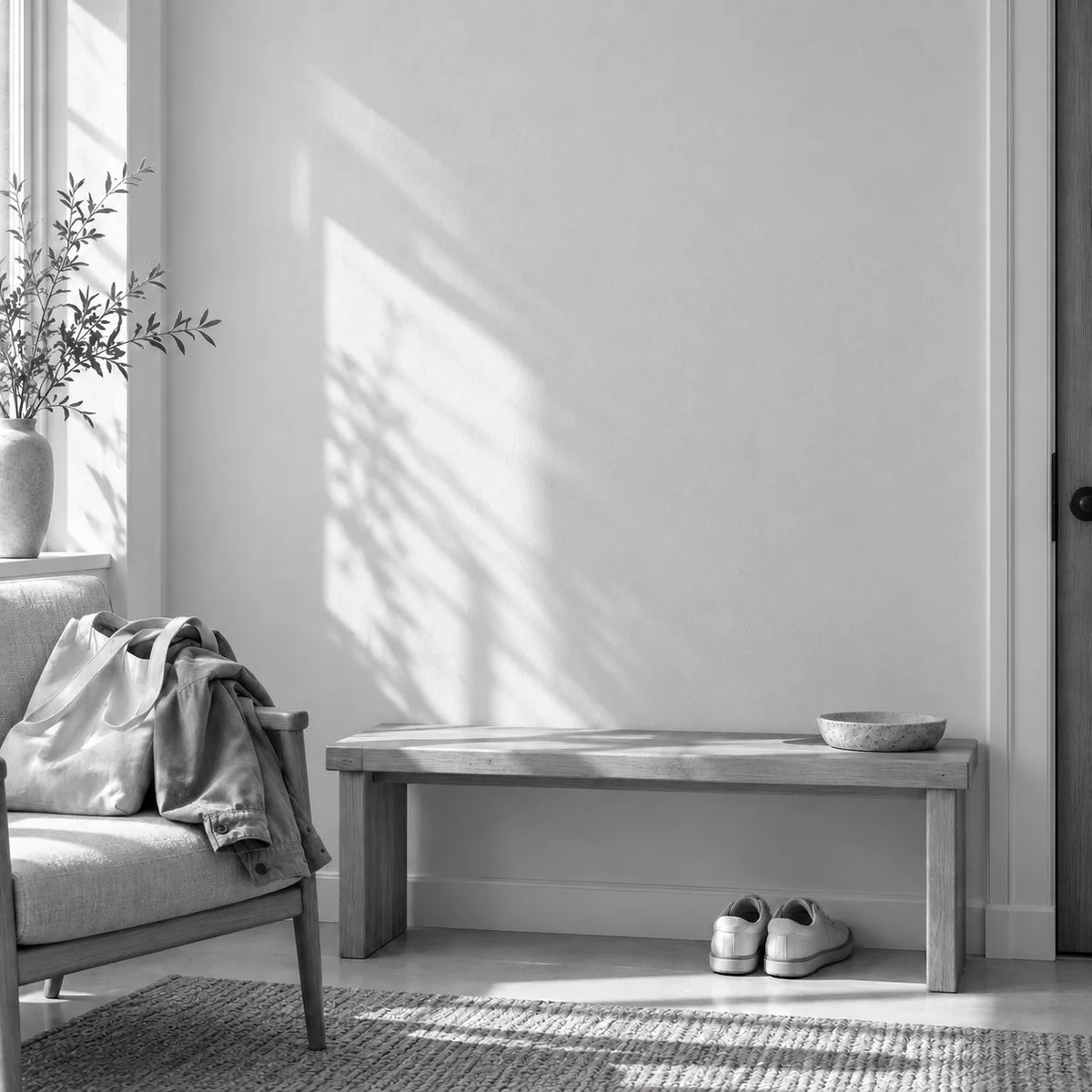 Avant illustratif : veste et sac sur une chaise dans le même coin de pièce, sans personne ni jouet