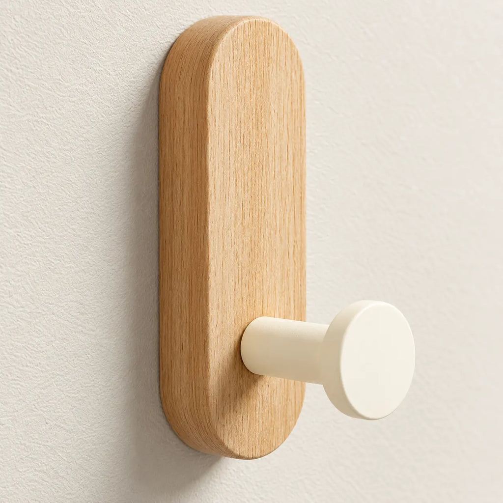Patère bois adhésive bois clair et crème, lot de 3 : détail du panneau et du crochet