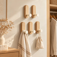 Patère bois adhésive bois clair et crème, lot de 5 : mise en situation près d’un rangement