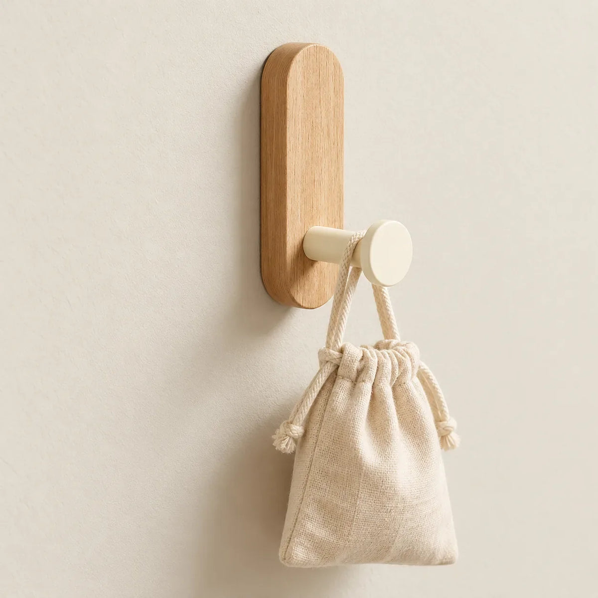 Patère bois adhésive bois clair et crème, à l’unité : accessoires suspendus