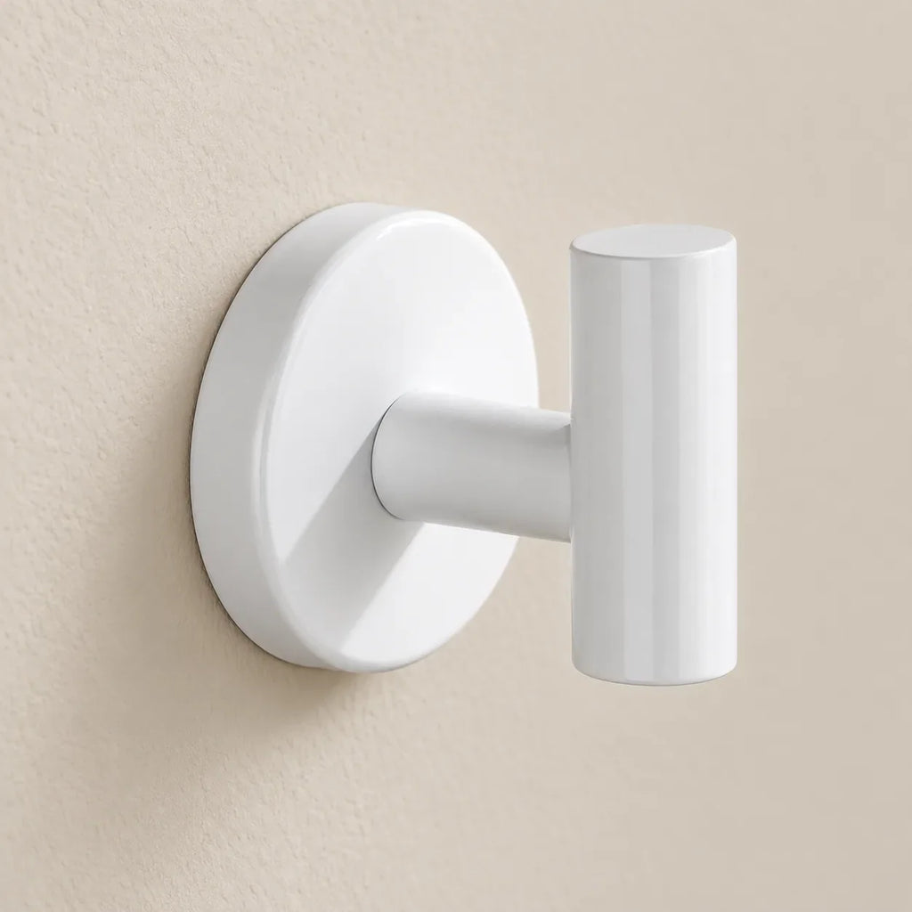 Patère design blanche en inox à vis : détail de la base ronde fixée au mur