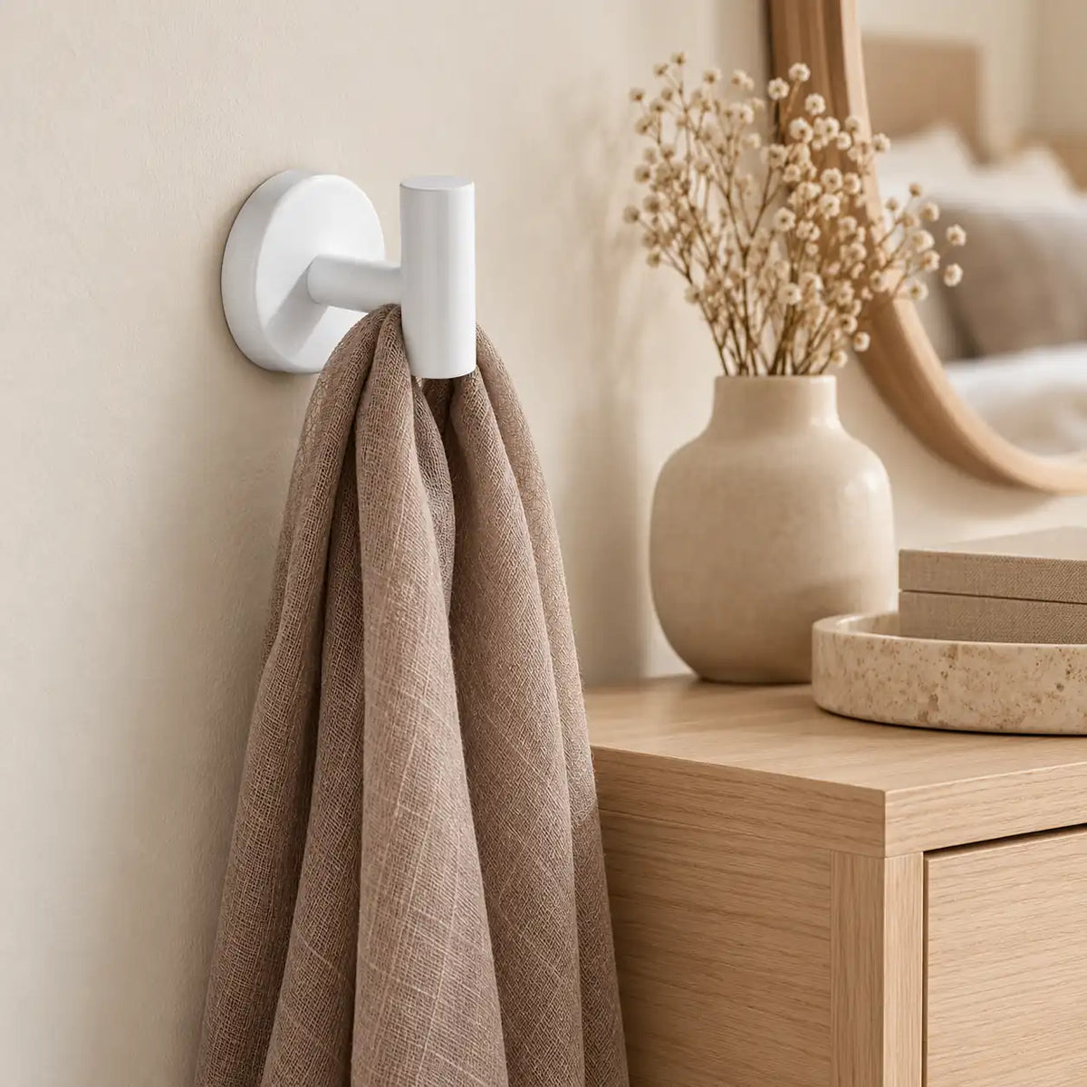 Patère design blanche en inox à vis : écharpe près d’un meuble