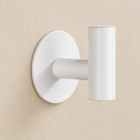 Patère design blanche en inox adhésive : détail de la base ronde fixée au mur