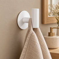 Patère design blanche en inox adhésive : petite serviette suspendue