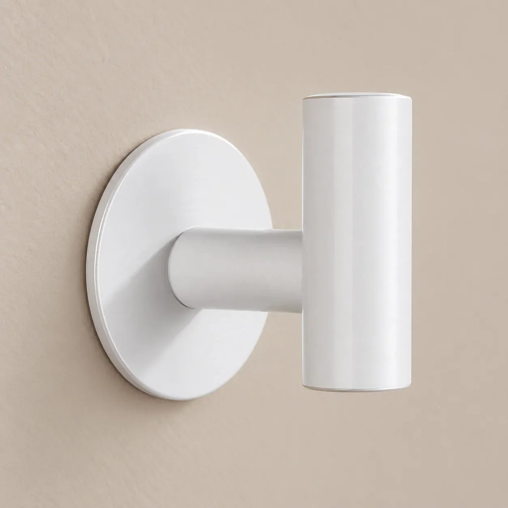 Patère design blanche en inox adhésive : détail de finition