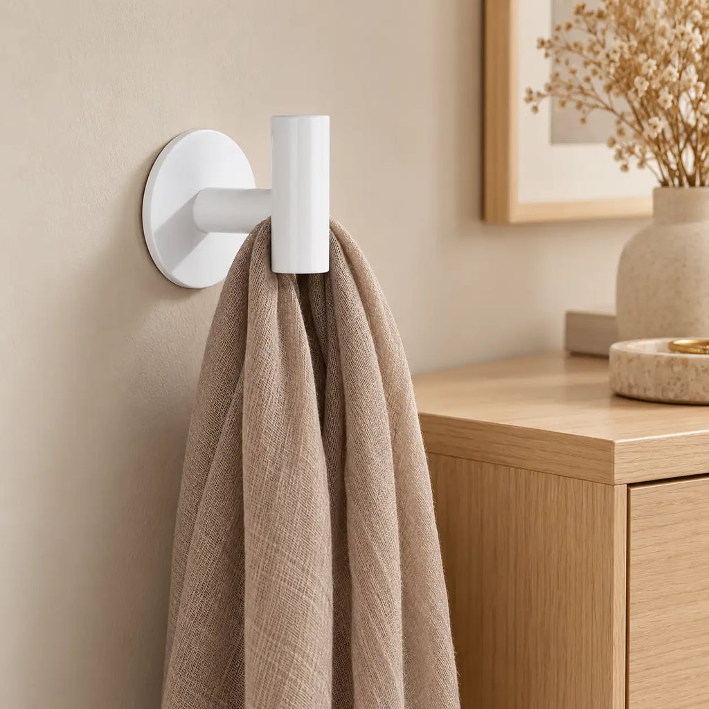 Patère design blanche en inox adhésive : écharpe près d’un meuble