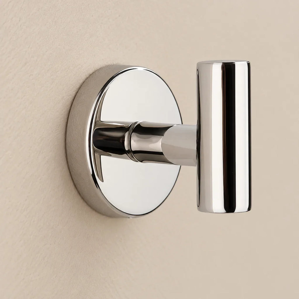 Patère design chrome brillant en inox à vis : détail de la base ronde fixée au mur