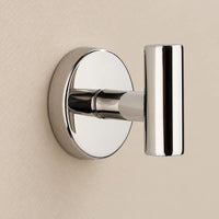 Patère design chrome brillant en inox à vis : détail de la base ronde fixée au mur