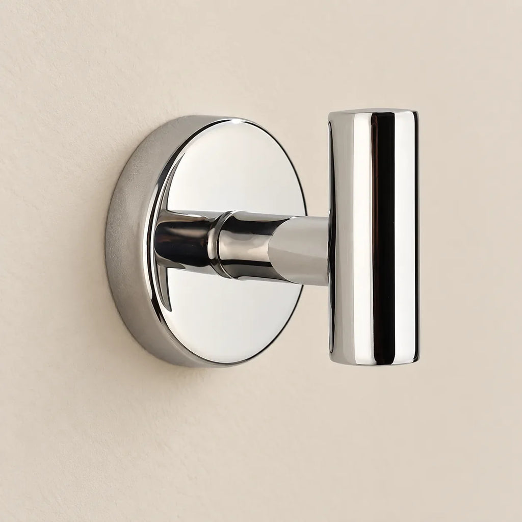 Patère design chrome brillant en inox à vis : détail de finition