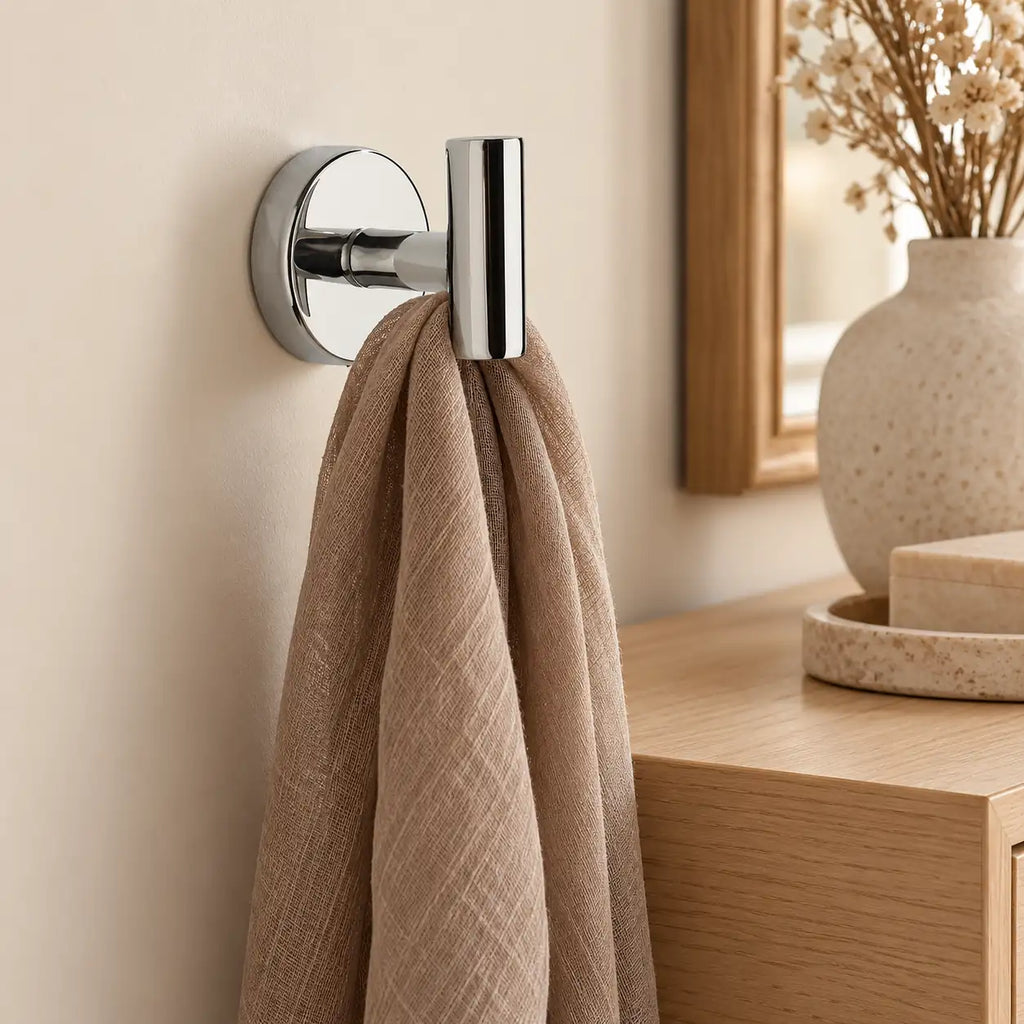 Patère design chrome brillant en inox à vis : écharpe près d’un meuble