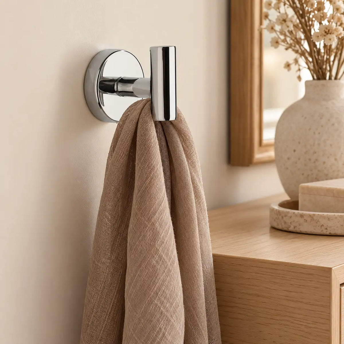 Patère design chrome brillant en inox à vis : écharpe près d’un meuble