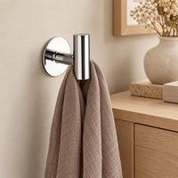 Patère design chrome brillant en inox adhésive : écharpe près d’un meuble
