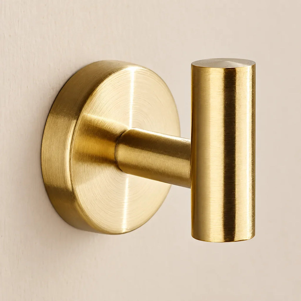 Patère design dorée en inox à vis : détail de finition