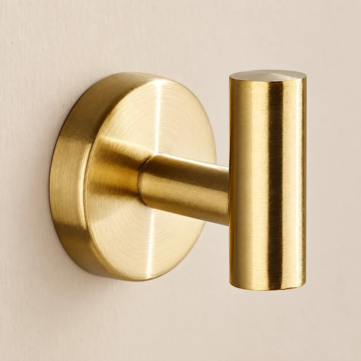 Patère design dorée en inox à vis : détail de finition