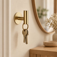 Patère design dorée en inox adhésive : clés dans une entrée