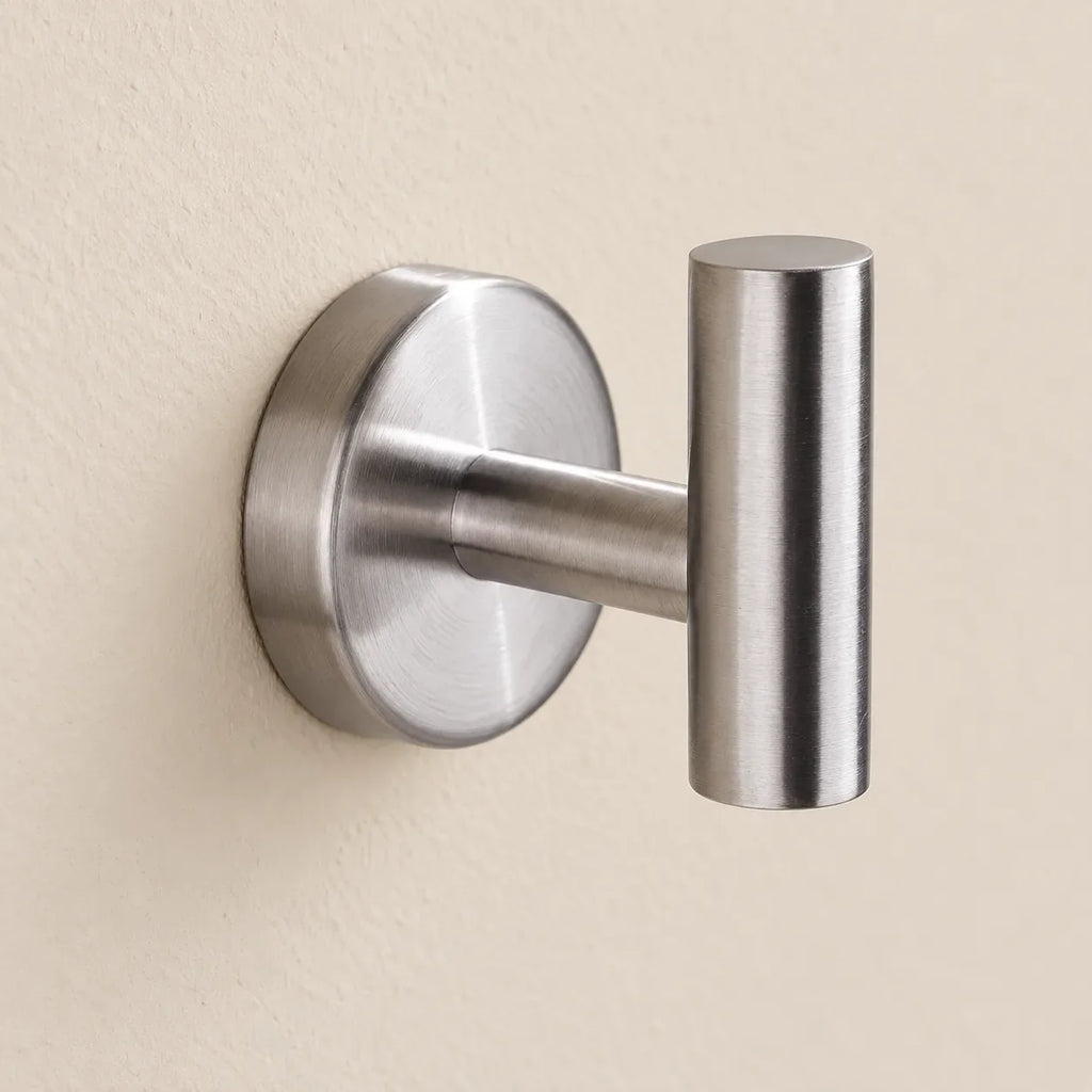 Patère design inox brossé en inox à vis : détail de la base ronde fixée au mur