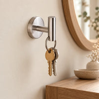 Patère design inox brossé en inox à vis : clés dans une entrée
