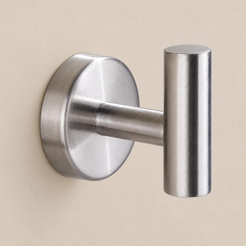 Patère design inox brossé en inox à vis : détail de finition