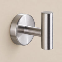 Patère design inox brossé en inox à vis : détail de finition