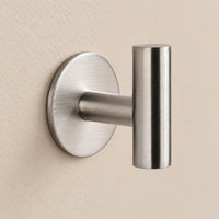 Patère design inox brossé en inox adhésive : détail de la base ronde fixée au mur