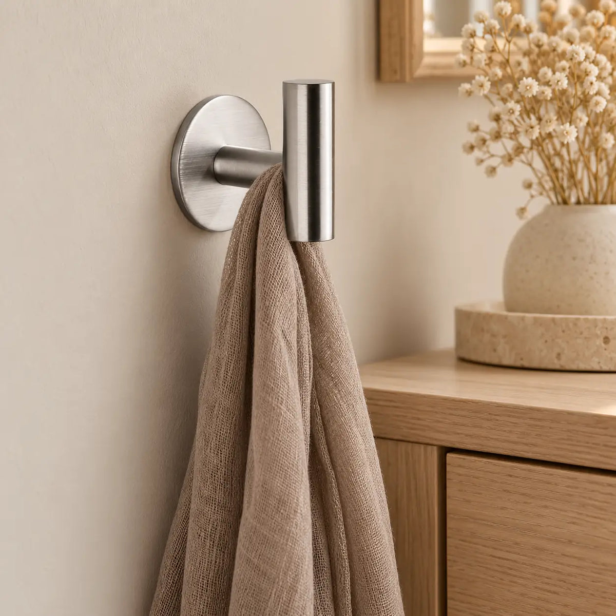 Patère design inox brossé en inox adhésive : écharpe près d’un meuble