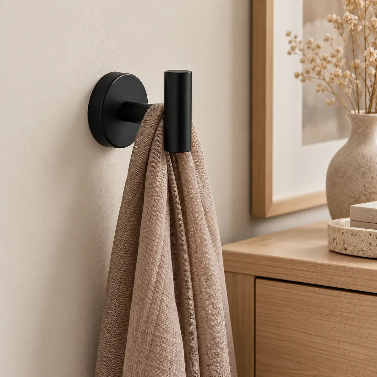 Patère design noire en inox à vis : écharpe près d’un meuble