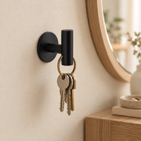 Patère design noire en inox adhésive : clés dans une entrée