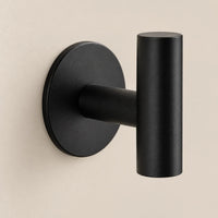 Patère design noire en inox adhésive : détail de finition