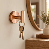 Patère design or rose en inox à vis : clés dans une entrée