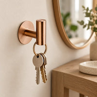 Patère design or rose en inox adhésive : clés dans une entrée