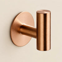 Patère design or rose en inox adhésive : détail de finition