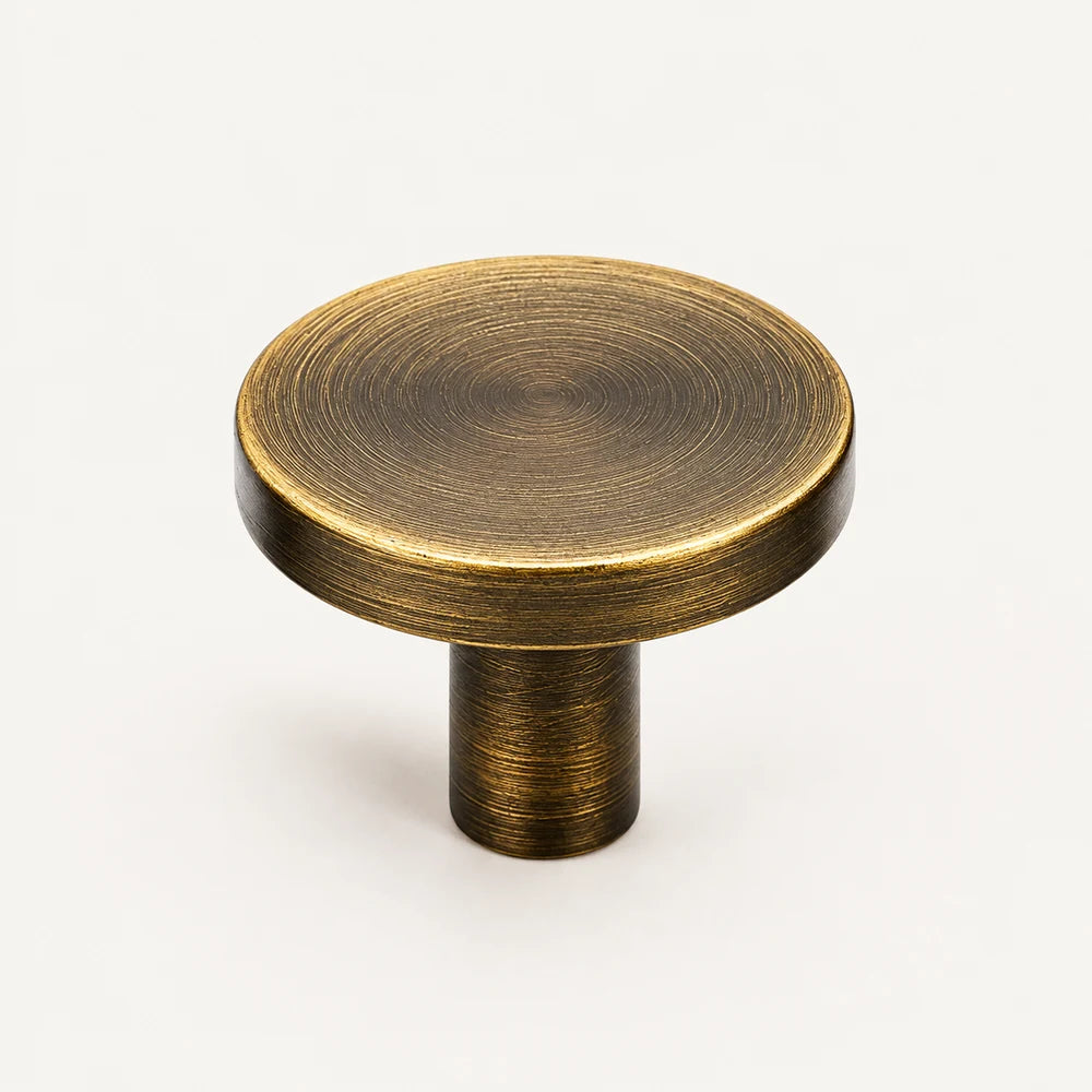 Patère laiton bronze vieilli ronde 32 mm : vue de face sur fond ivoire