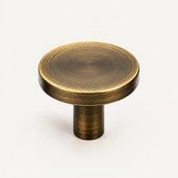 Patère laiton bronze vieilli ronde 32 mm : vue de face sur fond ivoire