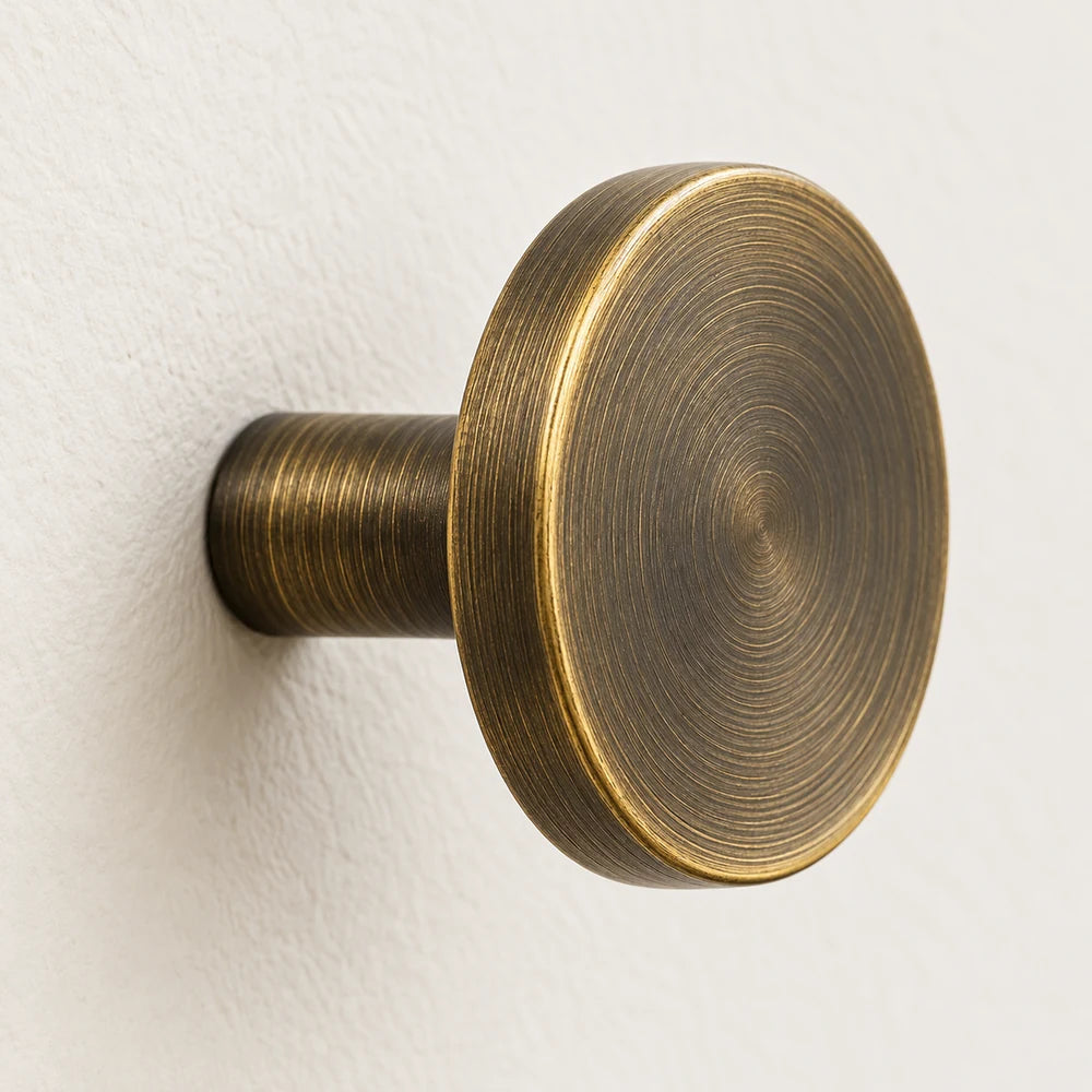 Patère laiton bronze vieilli ronde 32 mm : détail du disque et de la tige