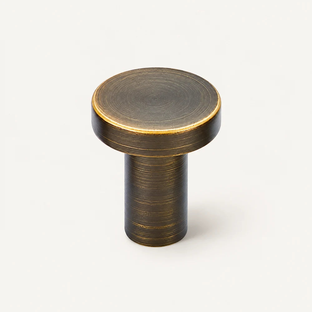 Patère laiton bronze vieilli ronde 20 mm : vue de face sur fond ivoire